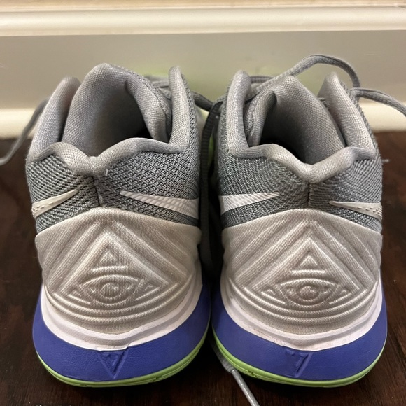 Kyrie Basketball Shoes big kids size 4Y - Picture 2 of 6